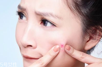 闷痘是怎么形成的,什么是闷痘