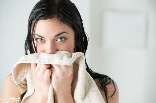 洗完脸应该用什么擦脸,洗完脸拿什么擦脸最好