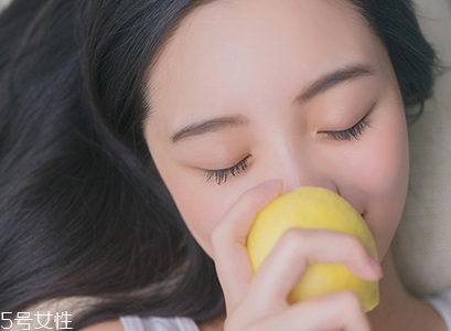 冬天皮肤缺水症状,冬季皮肤严重缺水怎么办 冬天皮肤缺水症状,冬季皮肤严重缺水怎么办