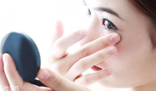 擦眼霜前要不要擦水,擦眼霜之前眼部可以先擦水吗