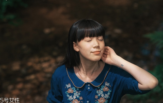 涂乳液需要用化妆棉吗,乳液用手擦还是化妆棉 涂乳液需要用化妆棉吗,乳液用手擦还是化妆棉