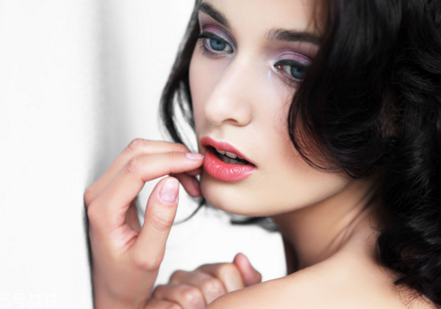 黑头粉刺能不能用手挤,黑头粉刺用手挤完后会怎么样