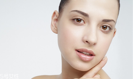 痘痘肌可以用素颜霜吗,脸上长痘痘可以涂素颜霜吗