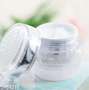 化妆品里的二氧化钛是什么,化妆品中二氧化钛的功效和作用