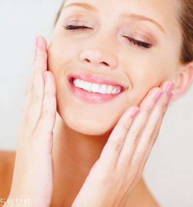 不化妆也要卸妆吗 用洗面奶可以吗,不化妆也要卸妆吗 怎么卸妆