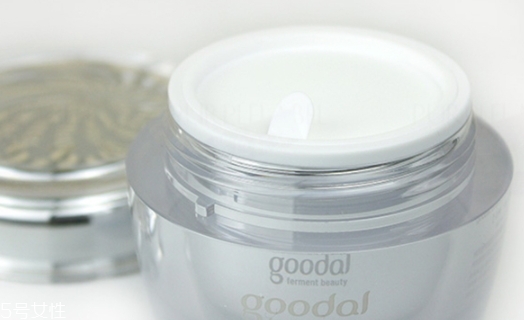 蜗牛素颜霜是直接涂抹的吗,蜗牛素颜霜功效怎么样 蜗牛素颜霜是直接涂抹的吗,蜗牛素颜霜功效怎么样