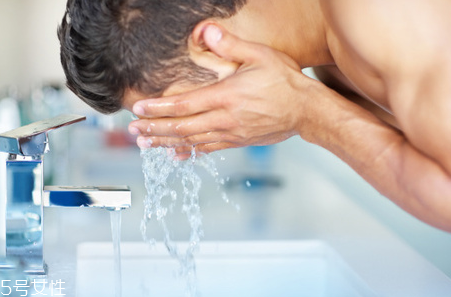 男士洗脸用什么好,男士早上洗脸重要还是晚上重要