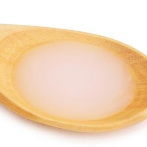 化妆品应该先用乳液还是精华液,精华液和乳液哪个先用