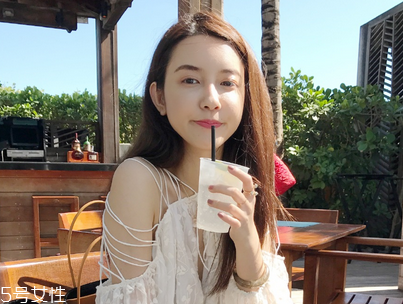 长痘痘用清水洗脸好还是用洗面奶好,晚上用清水洗脸好还是用洗面奶好