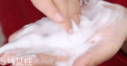 油性皮肤用泡沫多的还是少的洗面奶,油皮适合的洗面奶