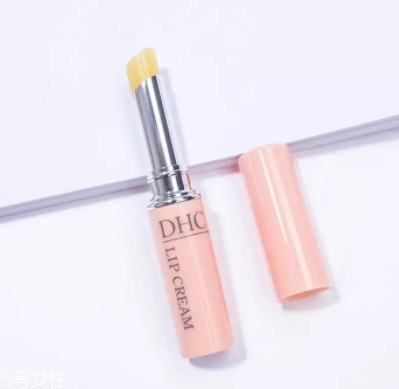 润唇膏和润唇啫喱区别,唇部啫喱和唇膏的区别