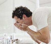 洗脸用热水还是冷水洗对皮肤好,青春痘洗脸用热水还是冷水