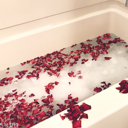 牛奶玫瑰浴有什么好处,玫瑰牛奶浴怎么做
