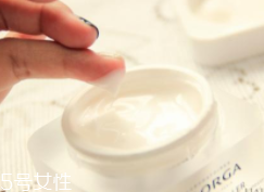 质地轻薄的面霜,适合年轻人的面霜