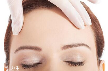 额头脸颊毛孔粗大出油什么原因,额头毛孔粗大有油脂粒