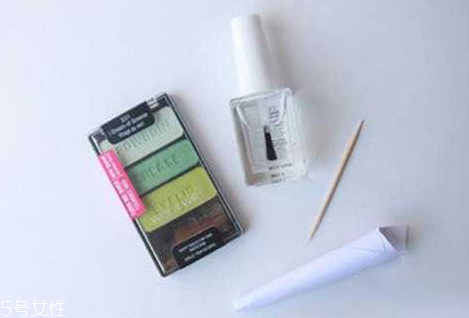 眼影做指甲油,用眼影做渐变指甲油