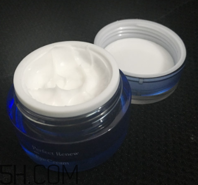 雅诗兰黛眼霜长脂肪粒吗,眼霜清爽不长脂肪粒的