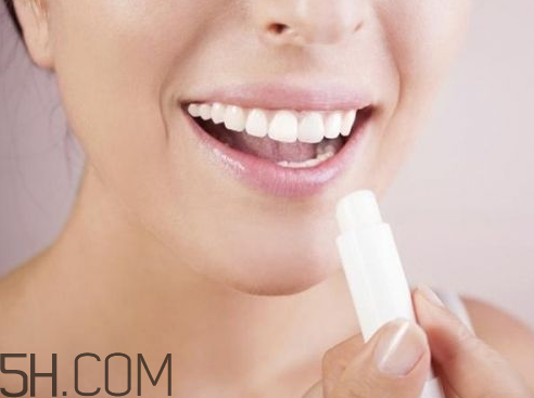 涂了过期的唇膏会怎样,使用过期唇膏会怎样