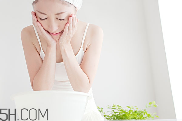 冬天用冷水洗脸的好处,冬天用什么水温洗脸最好