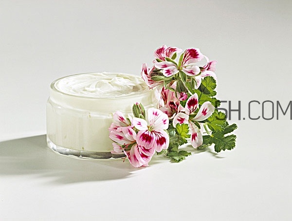 是先用水乳还是先用眼霜,擦眼霜前要擦水和乳液吗?