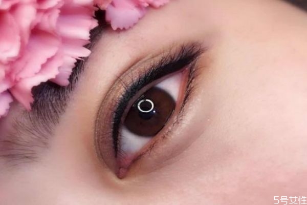 红霉素眼膏会让美瞳线掉色吗,美瞳线可以擦红霉素眼膏?