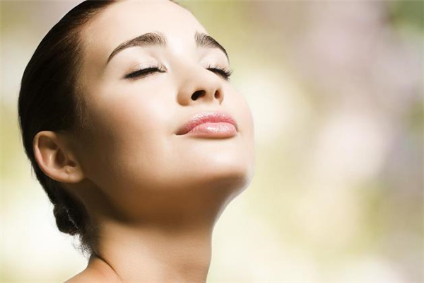 纹眼线补色眼睛肿吗,眼线补色还会不会肿