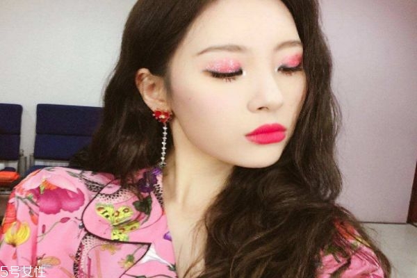 玻尿酸打下巴有硬块怎么回事,玻尿酸打完下巴有硬块