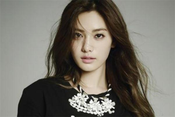 鞍鼻好看吗,鞍鼻矫正术和隆鼻手术是一样的吗