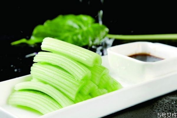 生吃西芹要注意哪些问题,什么人不能吃西芹