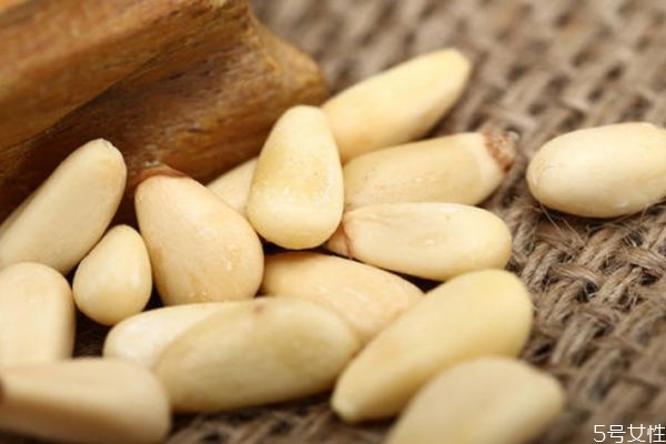 松子跟什么不能一起吃,松子不能跟什么东西一起吃