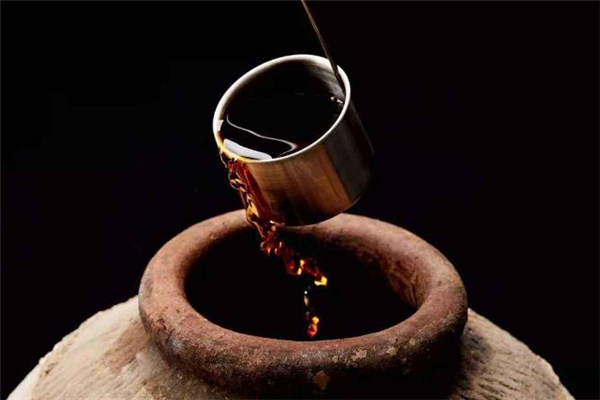 老年人喝黄酒好还是白酒好,高血压喝黄酒好还是白酒好 老年人喝黄酒好还是白酒好,高血压喝黄酒好还是白酒好