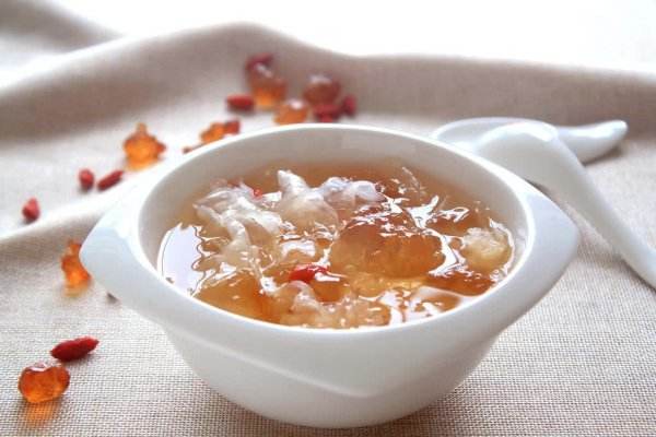 桃胶有黑色的可以吃吗,桃胶上面黑色东西是什么能吃吗