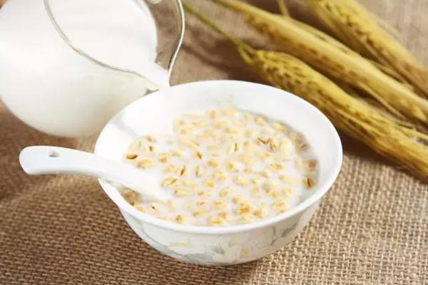 牛奶泡燕麦片有什么功效,燕麦片加牛奶的功效和作用及食用方法