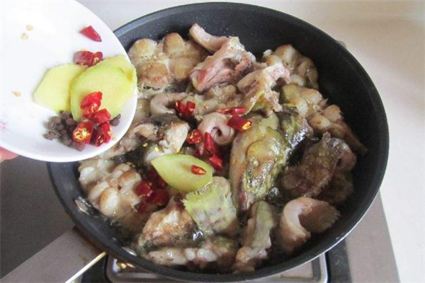 鲶鱼只有一根主刺吗,鲶鱼有刺吗是一根主刺吗