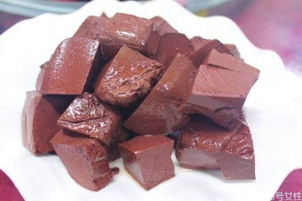 吃猪血有啥好处,吃猪血的好处和坏处