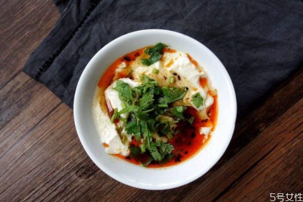 豆腐脑有酸味什么原因,豆腐脑吃起来有点酸味是怎么回事