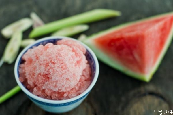 西瓜冰沙怎么做,冰镇西瓜怎么做