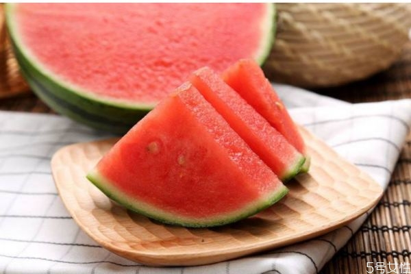 西瓜的功能除了可以解暑还有什么,西瓜可以解暑吗 西瓜的功能除了可以解暑还有什么,西瓜可以解暑吗