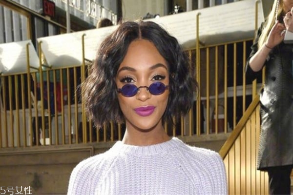 玻尿酸打下巴有硬块怎么回事,下巴打完玻尿酸为啥硬