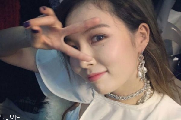 美瞳线眼睛会肿吗,美瞳线做完眼睛肿有什么办法不肿