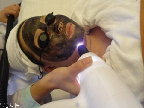 黑脸娃娃碳粉要涂多久,黑脸娃娃的碳粉要干了才能做吗