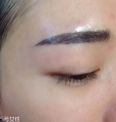 纹的眉毛为什么变成红色,纹眉变红色是怎么回事