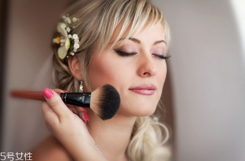 开眼角多长时间可以化妆,做完开眼角手术多久可以化妆