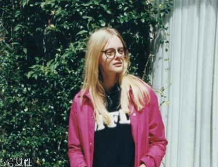 上眼睑下垂的原因有哪些,眼皮下垂是什么原因