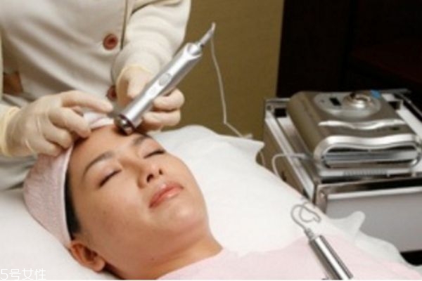 激光脱毛手术,关于激光脱毛下列哪些描述是正确的?