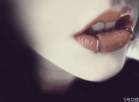 唇钉拧太紧了怎么办,唇钉拧太紧摘不下来了怎么办