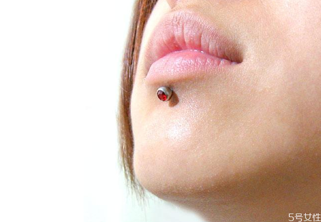 唇钉多久不戴会愈合,打唇钉不带会愈合吗