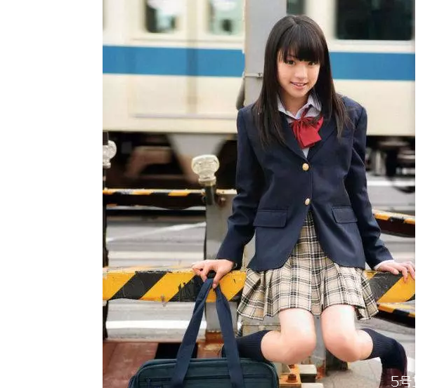 日本人的腿为什么是弯的,为什么日本女生的腿是弯的