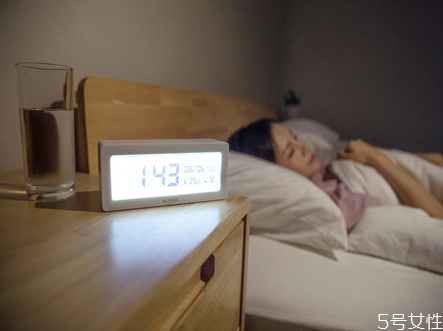 纠正骨盆前倾最佳睡姿,什么睡姿可以矫正骨盆前倾