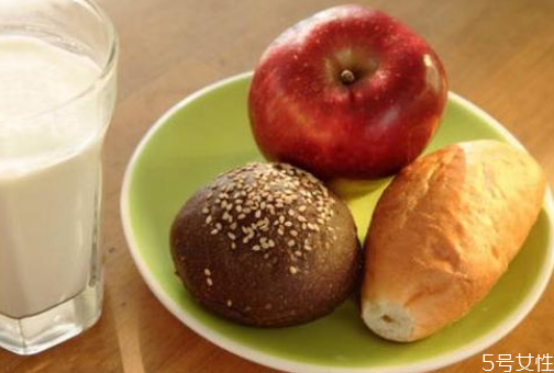 每天吃香蕉和苹果可以减肥吗,每天只吃苹果香蕉能减肥吗